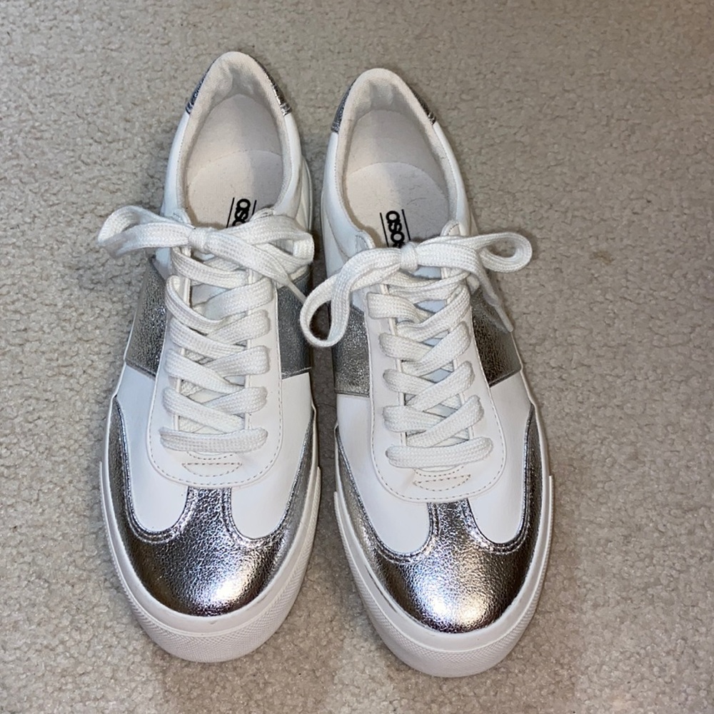NEVER BEEN WORN Super cute white sneakers